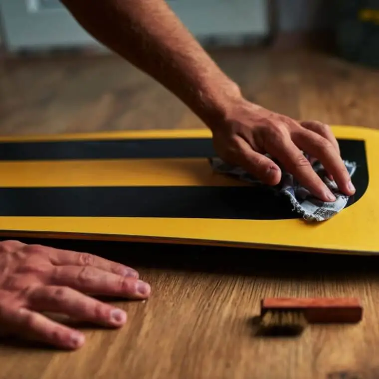 Effortlessly Remove Old Wax from Snowboards & Skis with WD-40